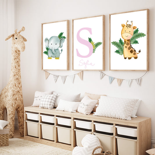 Cuarto de bebé decorado con un elefante en acuarela y una jirafa estilo acuarela. Con la inicial y el nombr del bebé en medio.