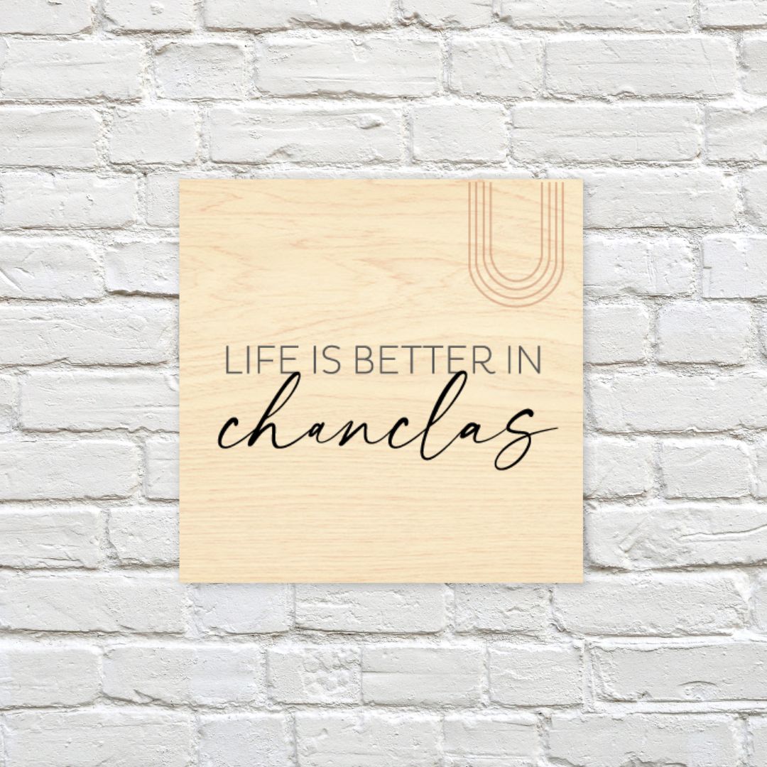 cuadro rústico hecho en madera con frase "life is better in chanclas"