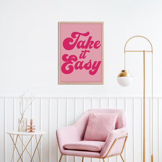 Cuadro decorativo 'Take It Easy' con fondo rosado y tipografía estilo retro.