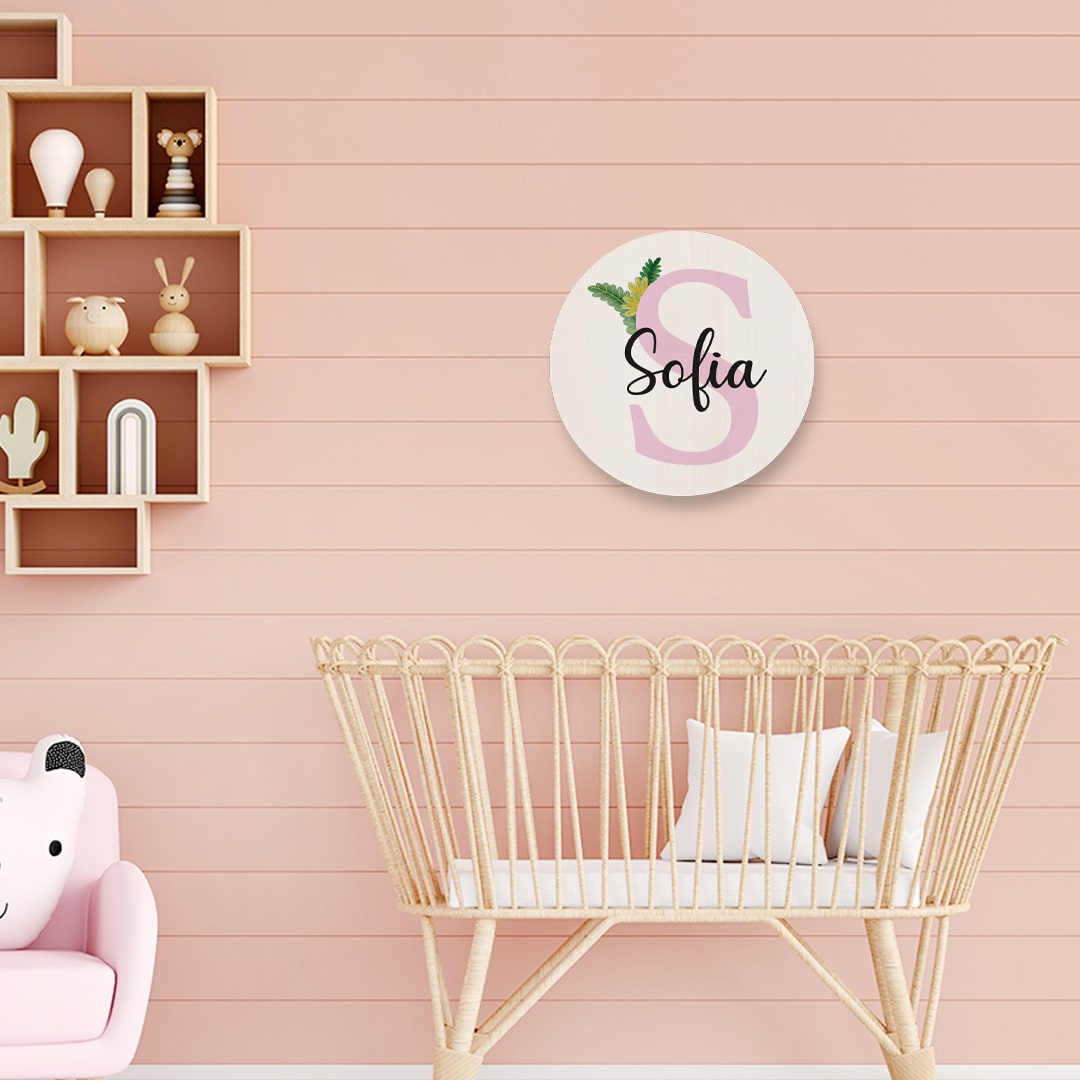 Cuadro personalizable de madera circular con nombre del bebé y diseño de hojas