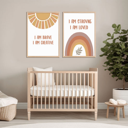Duo de cuadros decorativos para decorar el cuarto de un bebé. Ambos con ilustraciones bohemias, cálidas y con frases positivas.