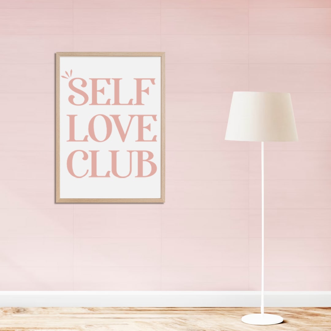 Cuadro decorativo 'Self Love Club' con fondo blanco y texto rosa.