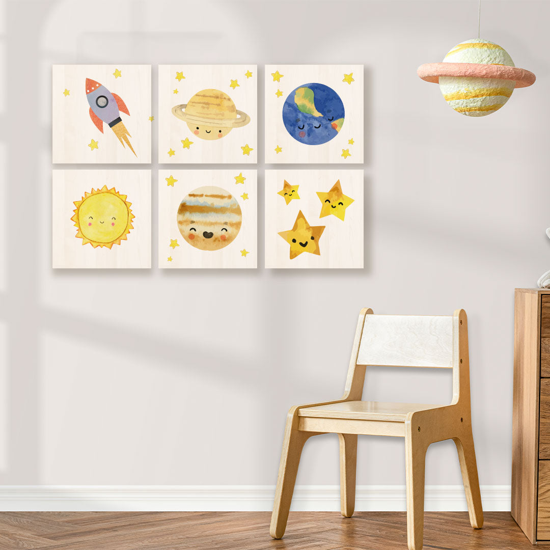 Cuadro con ilustraciones de planeta para cuarto de bebé.