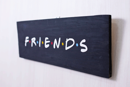 Cuadro decorativo para hogares con la palabra friends pintada