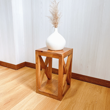 Decoración de interiores con mesa de madera