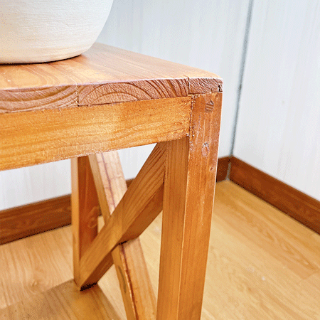 Mesa de madera rústica con detalles a los costados