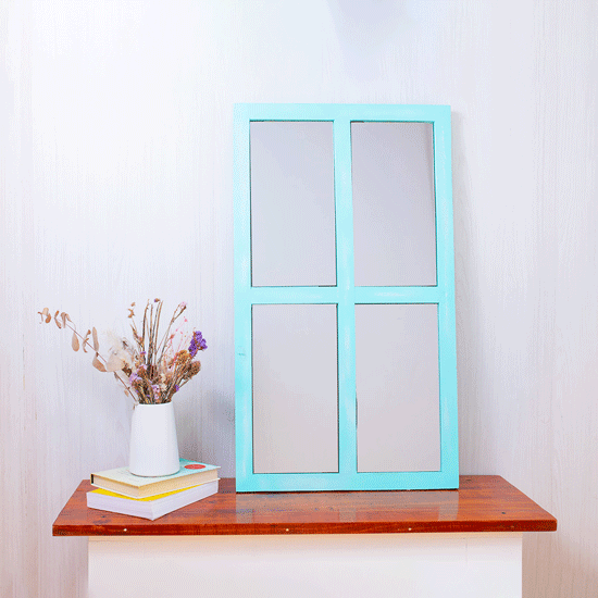 Espejo rústico de madera con forma de ventana