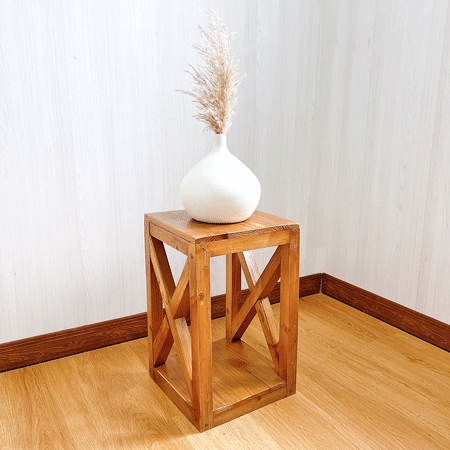 mesa de madera rústica decorando un espacio