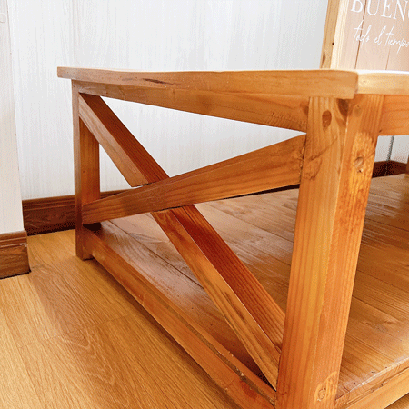mueble de madera con detalles a los costados 