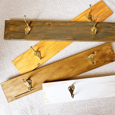 piezas de madera con ganchos para colgar carteras, abrigos u otros elementos