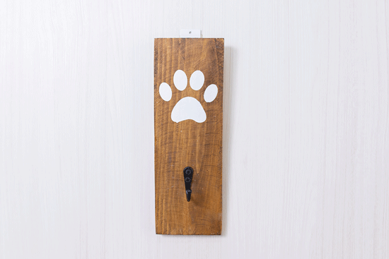 Pieza rústica de madera para colgar accesorios de mascotas